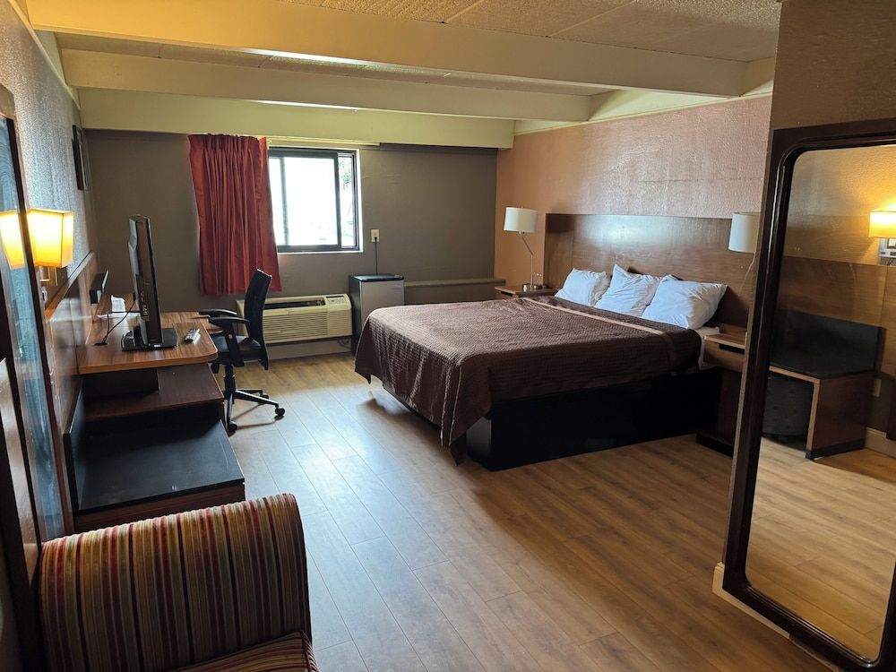 Economy Inn North Randall 1