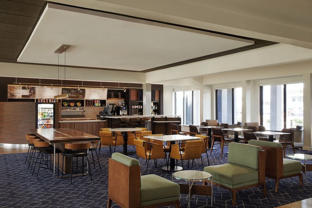 Courtyard by Marriott St. Louis Downtown West 2