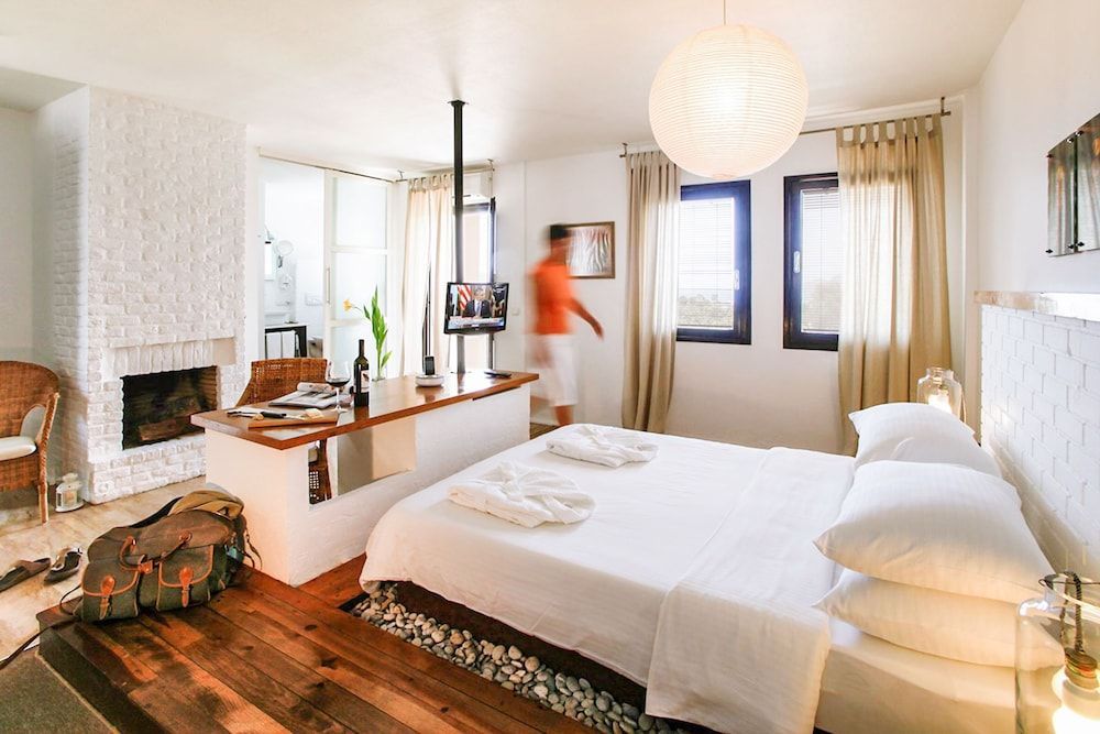 4reasons hotel + bistro | 12+ 2