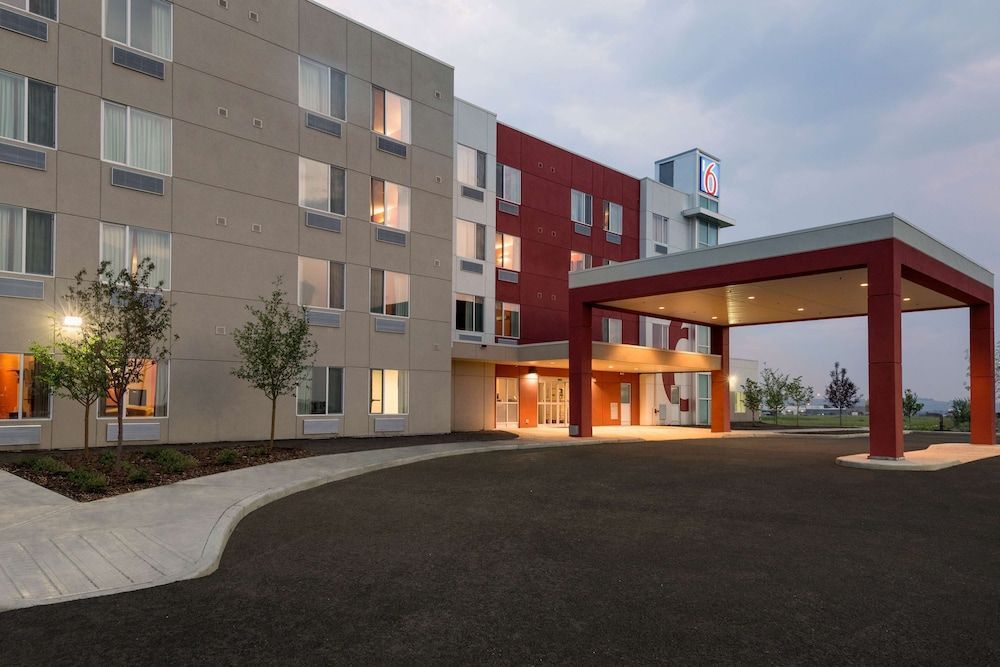 Motel 6 Airdrie 1