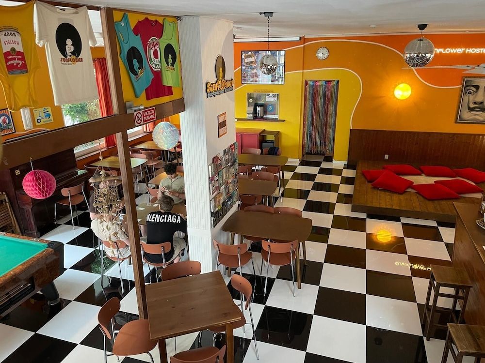 Sunflower Beach Backpacker Hostel & Bar 2