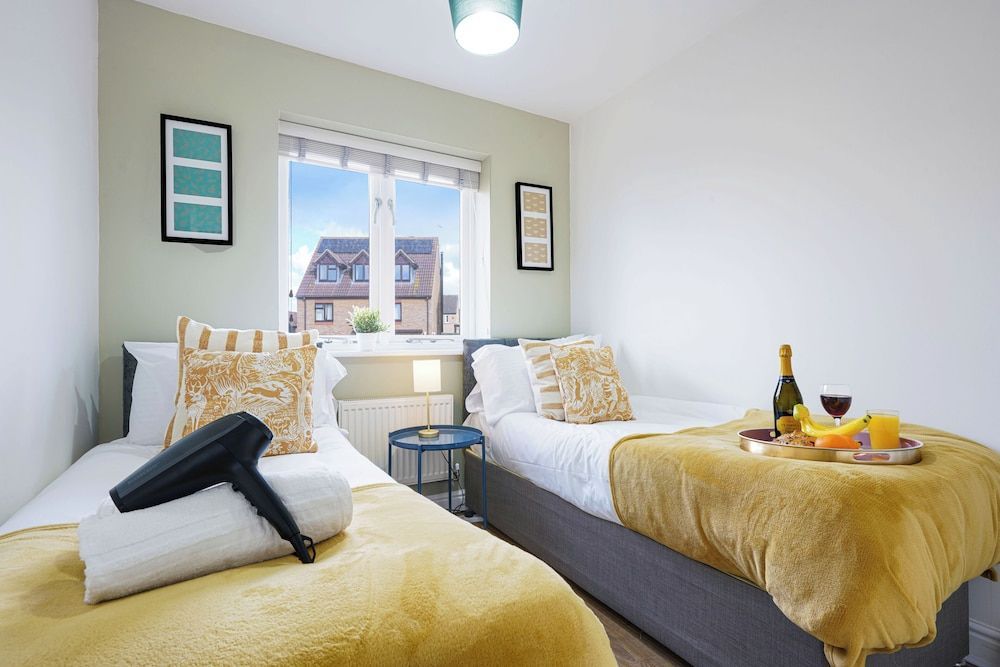 3 Bed House - Sleeps 7 - Garden - Parking - Wifi 2