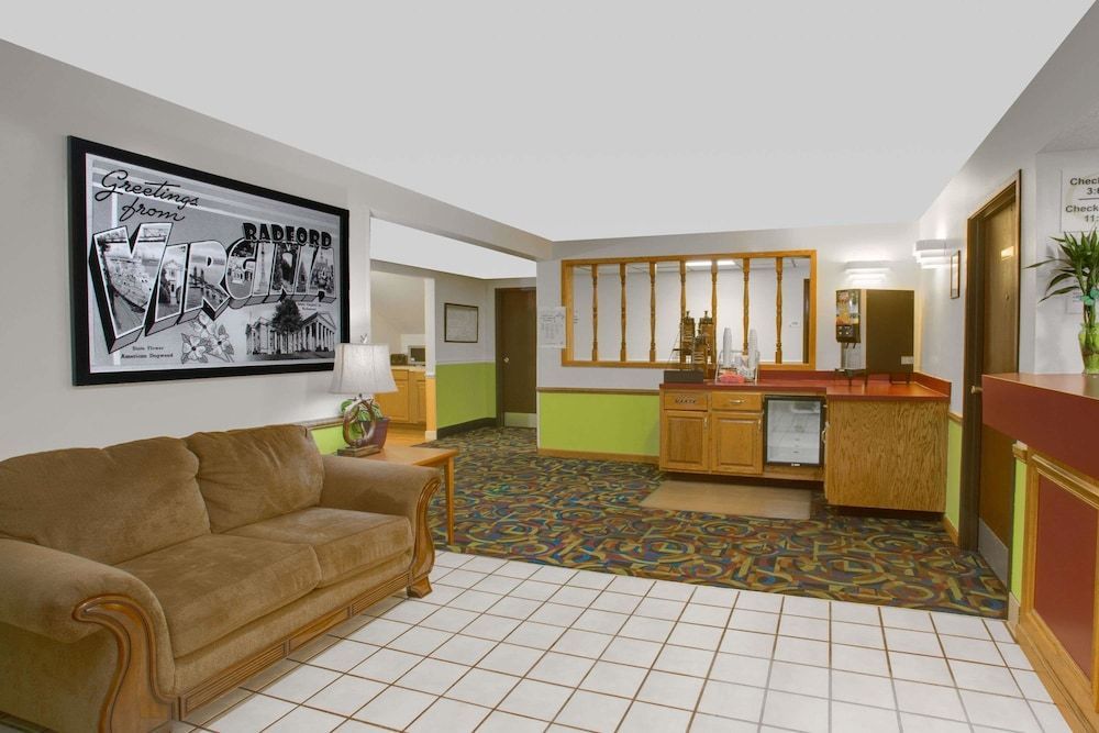 Super 8 by Wyndham Radford VA 2