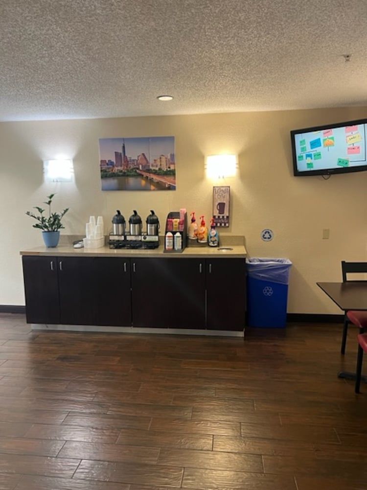 Red Roof Inn PLUS Austin South - Airport 2