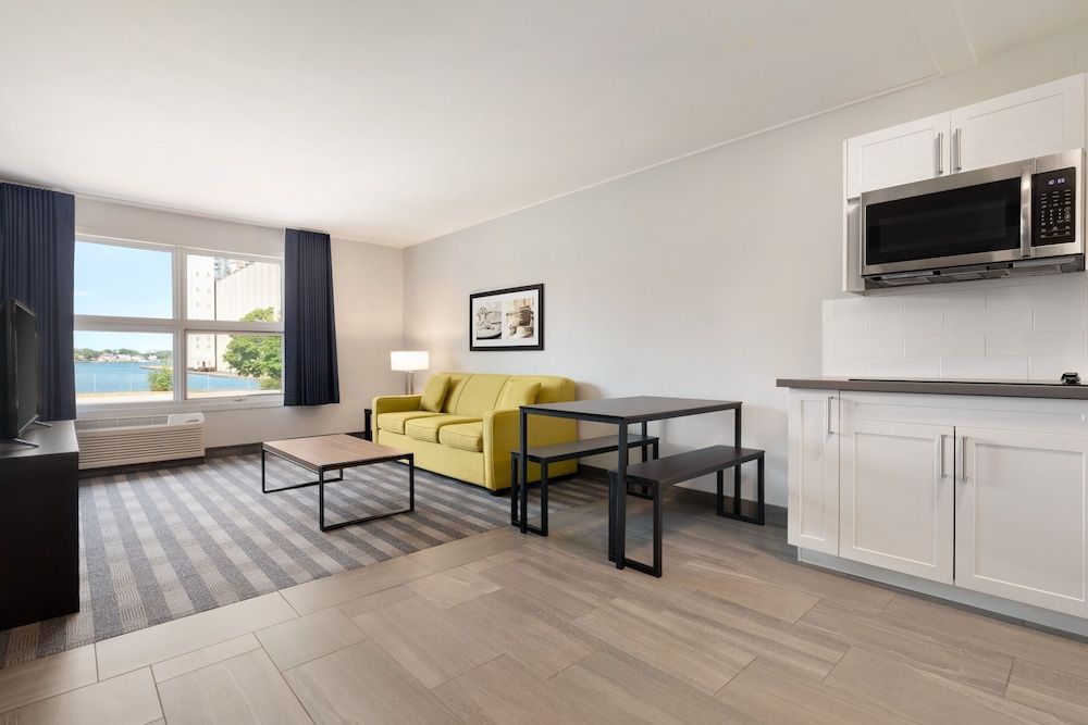 Days Inn by Wyndham Sarnia Harbourfront 1