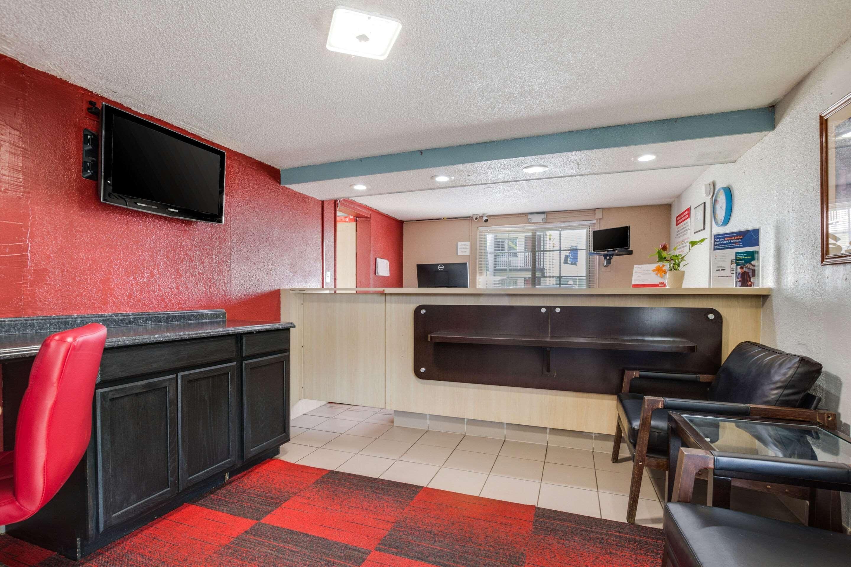 Econo Lodge Inn and Suites 2