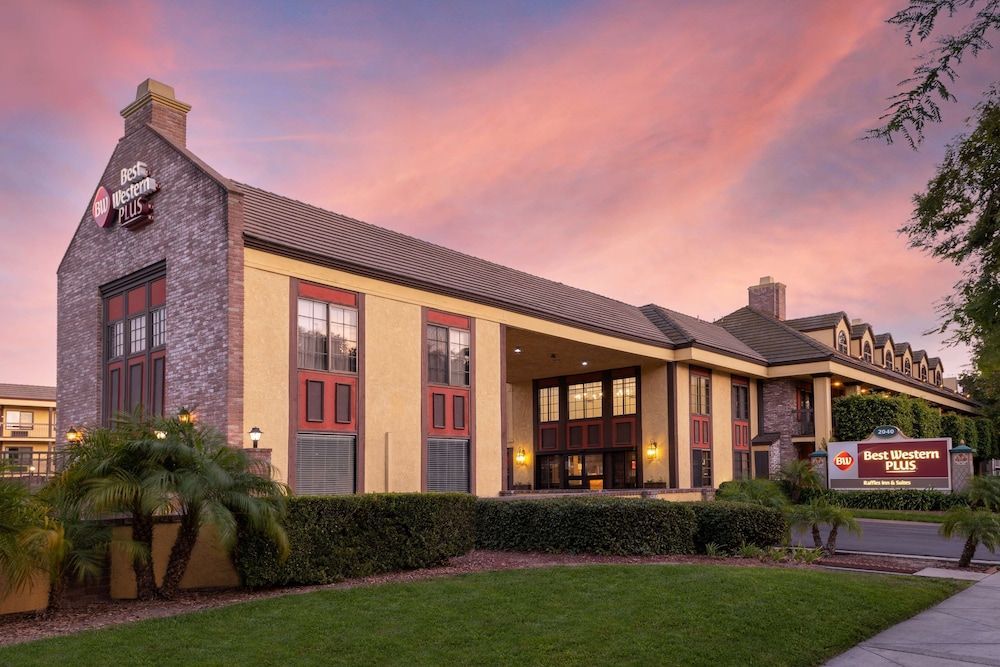Best Western Plus Raffles Inn & Suites 1