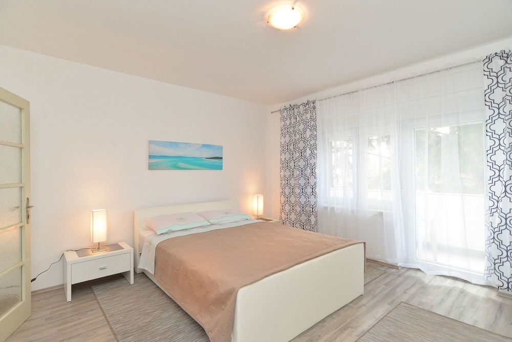 Apartment 1601 2