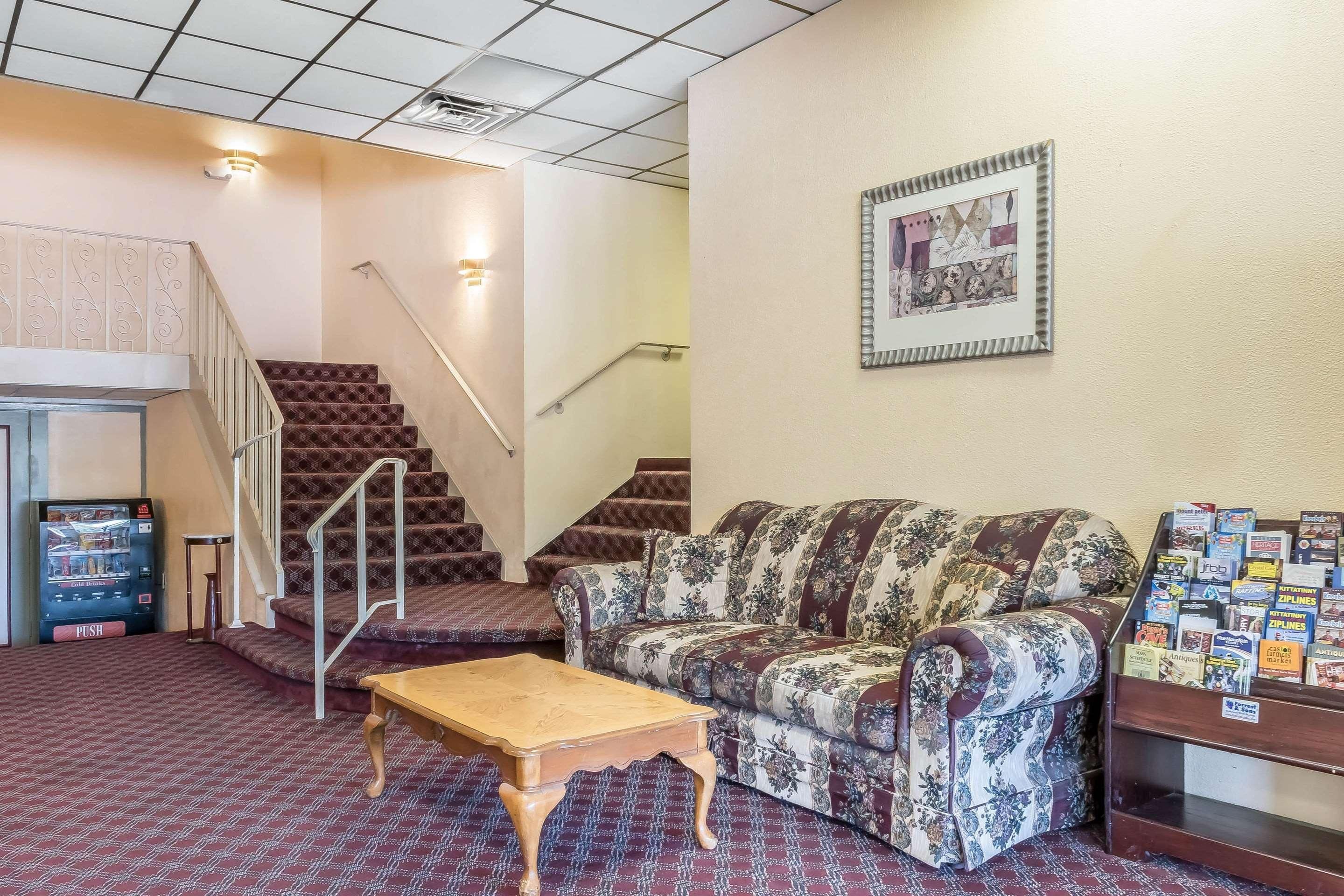 Econo Lodge Airport 2