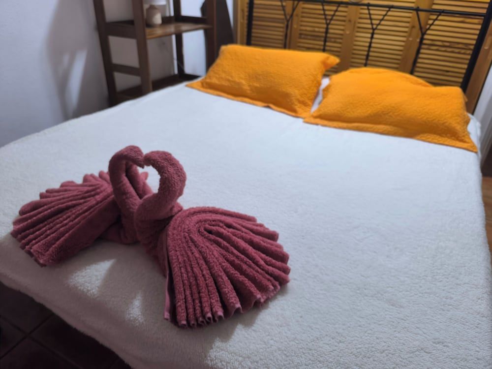 Apt - Sleeps 5 - Pool - Parking 1