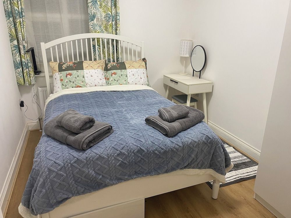 Slough - Sleeps 3 - PetFriendly - Riverside - Bay 1