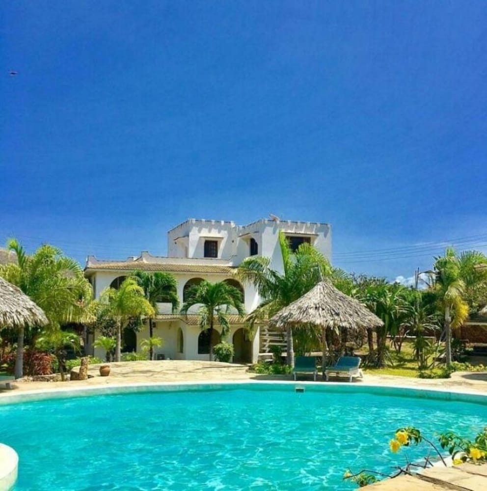 Lighthomez Villa Resort 1