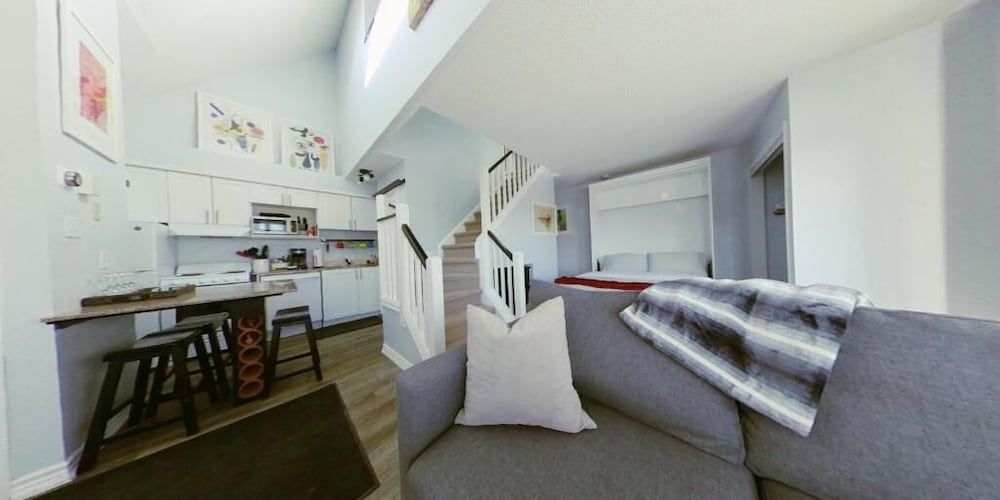 Artistic Hillside Loft 1