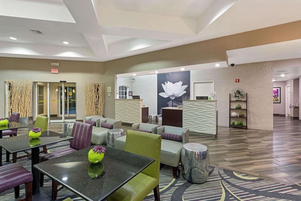 La Quinta Inn & Suites by Wyndham Phoenix Scottsdale 2