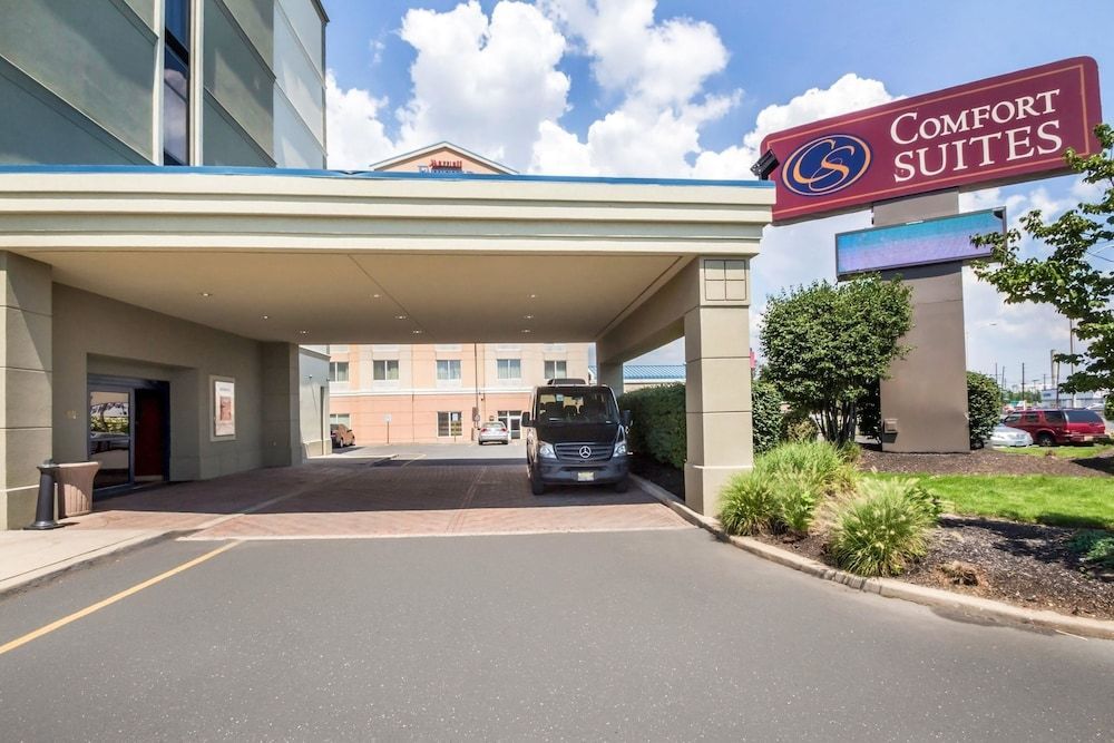 Comfort Suites at Woodbridge 1