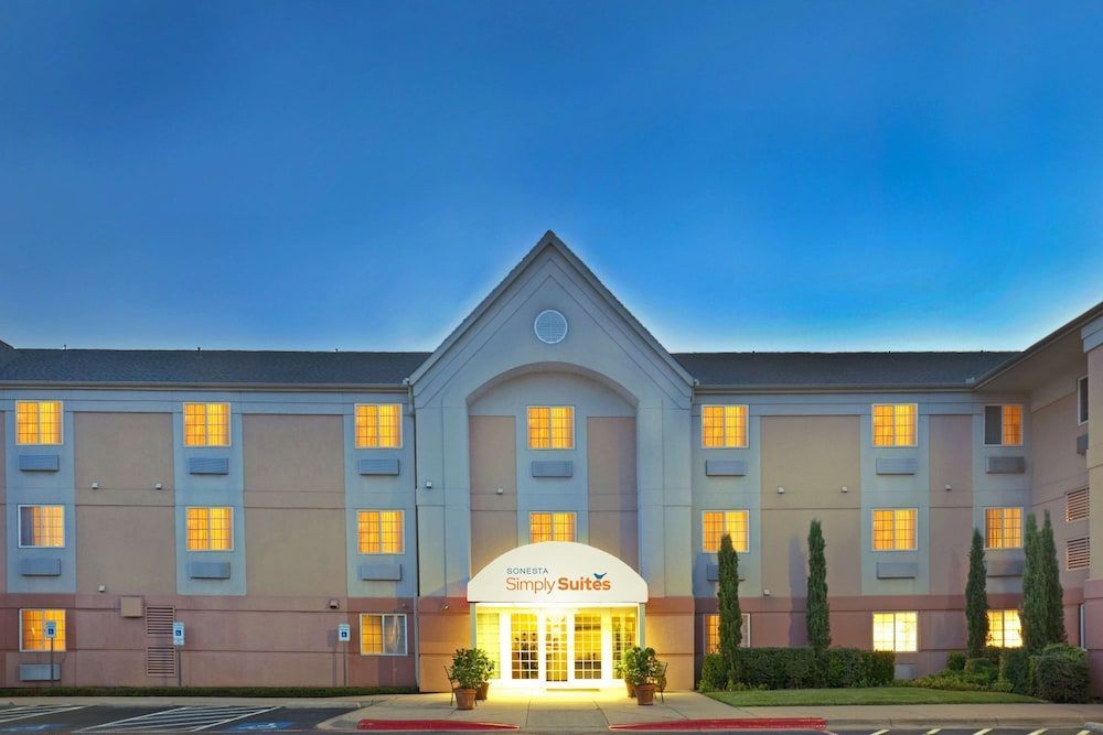 Sonesta Simply Suites Dallas Galleria 1