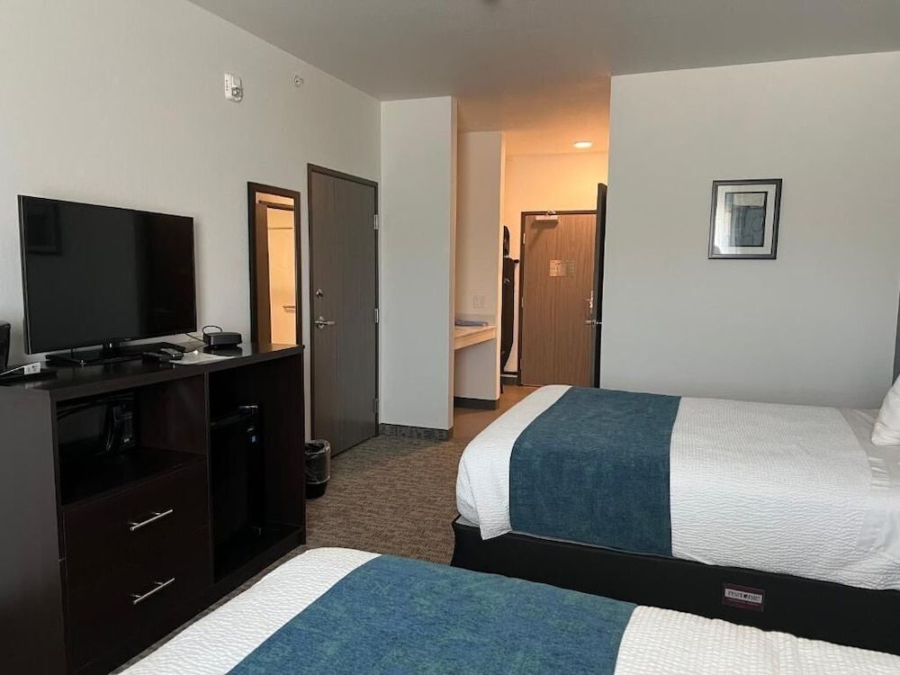 The Grove Inn and Suites 2