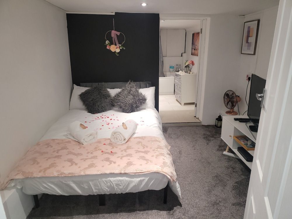 Hidden Treasure- 2 Beds Sleeps 3 Gillingham 1