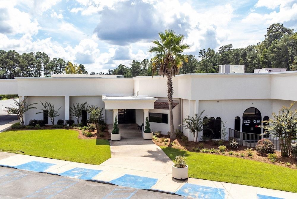 Cottonwood Suites Savannah Hotel & Conference Center 1