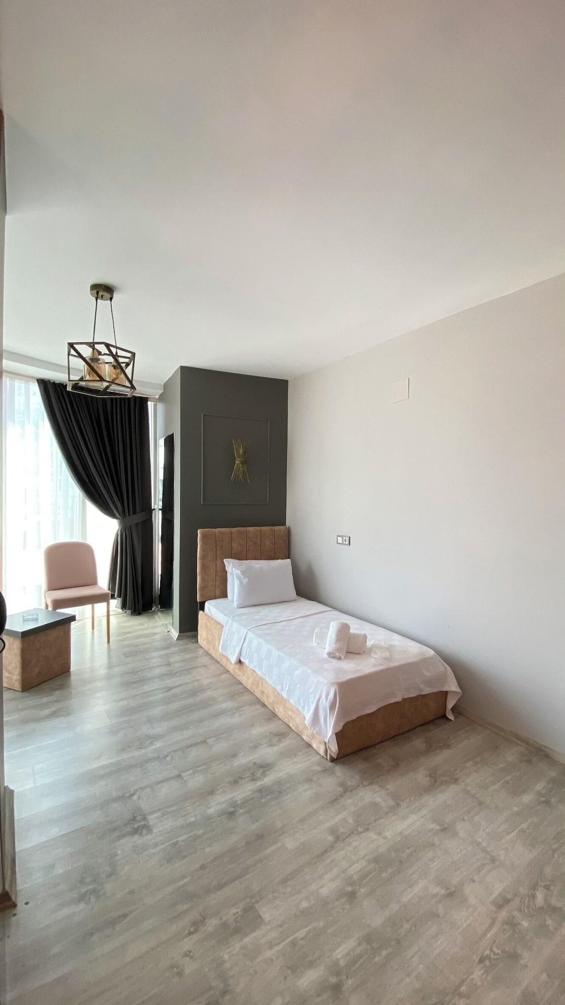 WeNirvana Suit Hotel 1