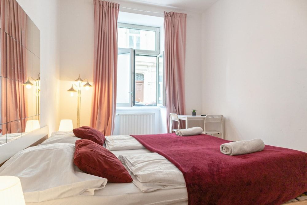 Central 3BR shared Apt. Near Rennweg 2