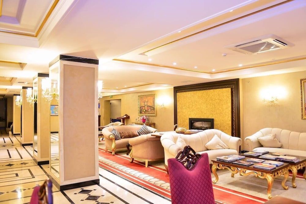 Lake Palace Hotel & Restaurant 2