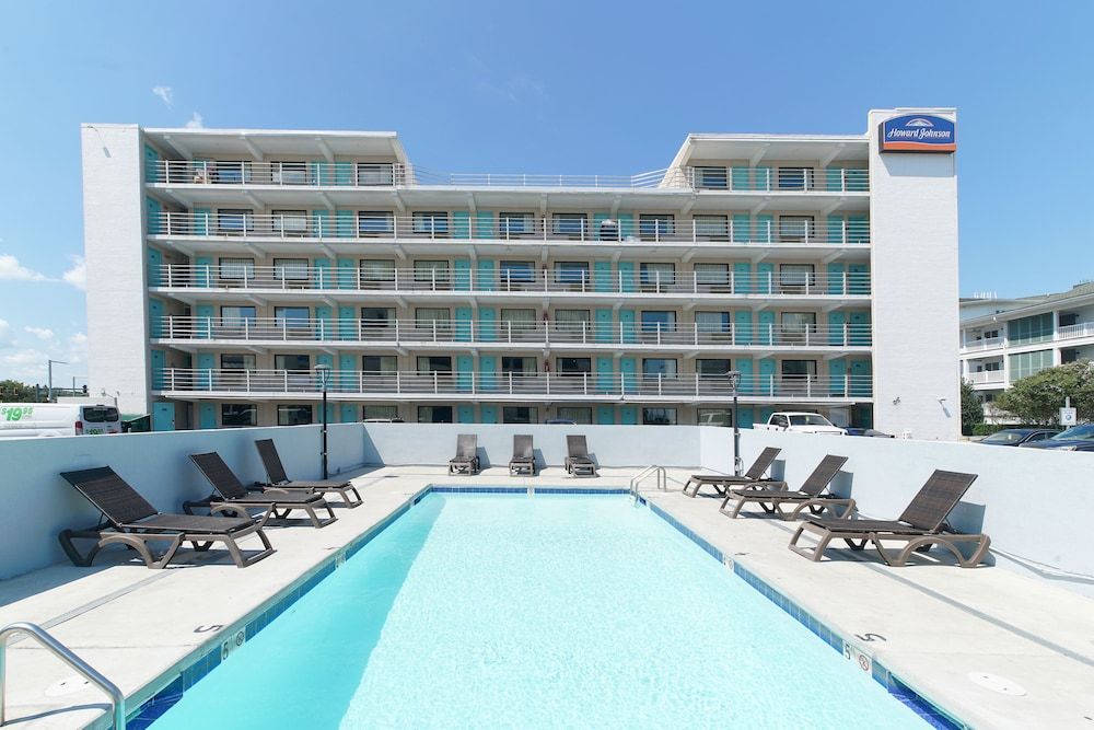 Howard Johnson by Wyndham Virginia Beach At The Beach 1