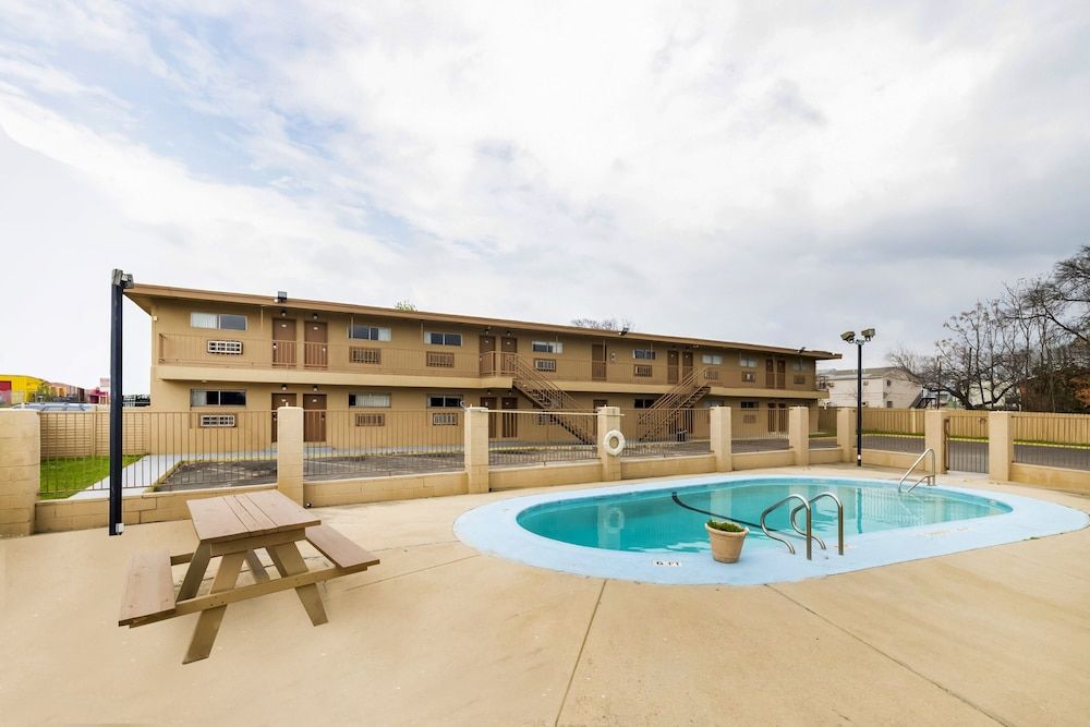 Oyo Hotel San Antonio Lackland AFB Seaworld Hwy 90 W 1