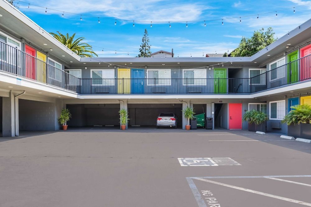 Signature Inn Oakland 1