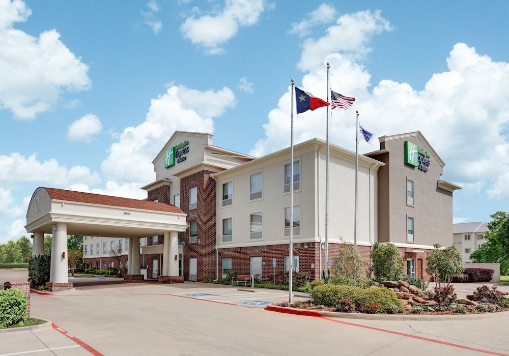 Holiday Inn Express & Suites CLEBURNE by IHG 1