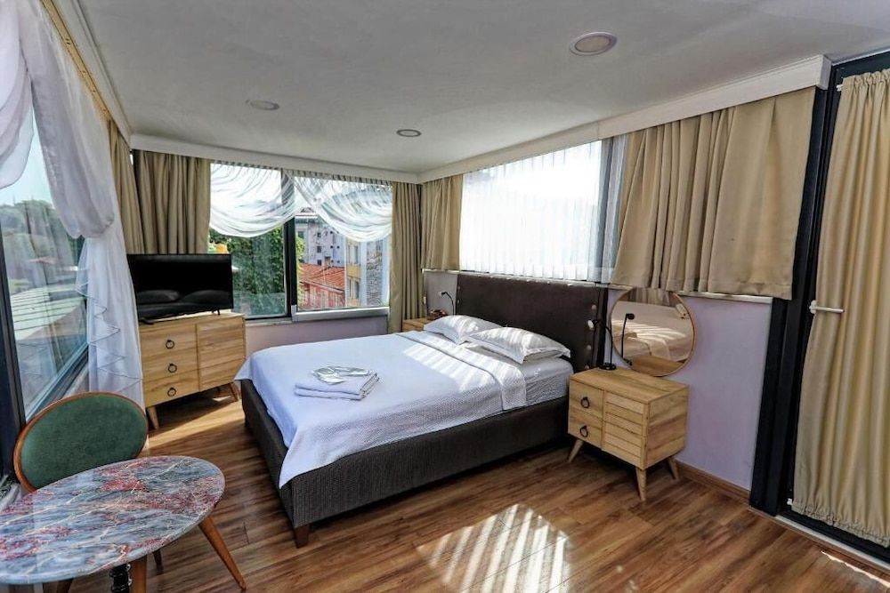 Romantic Mansion 1