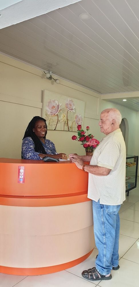 Queen's Comfort Inn 2