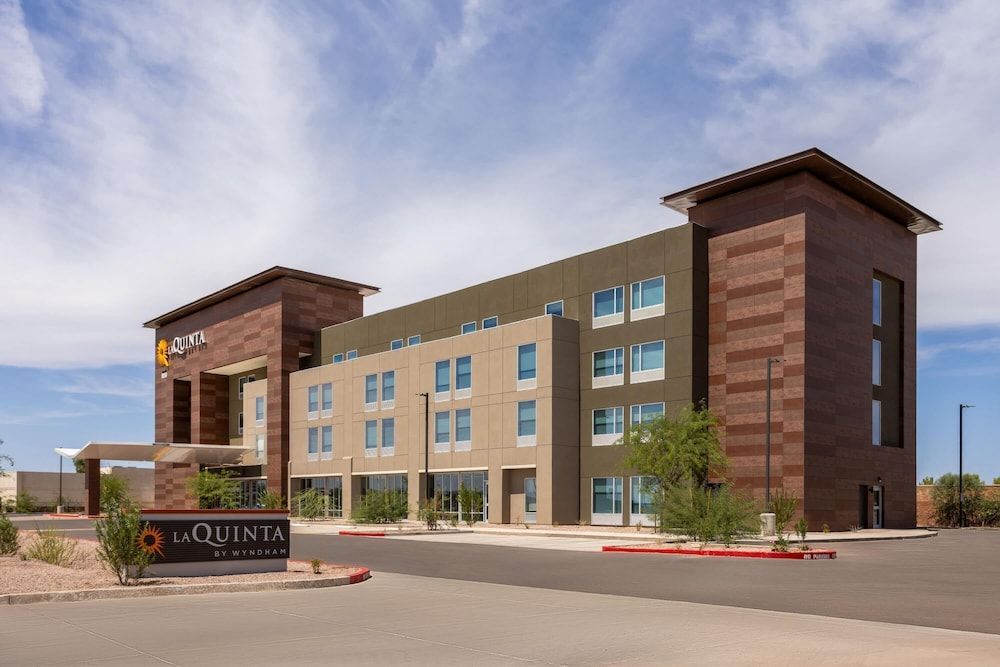 La Quinta Inn & Suites by Wyndham Phoenix West Glendale 1