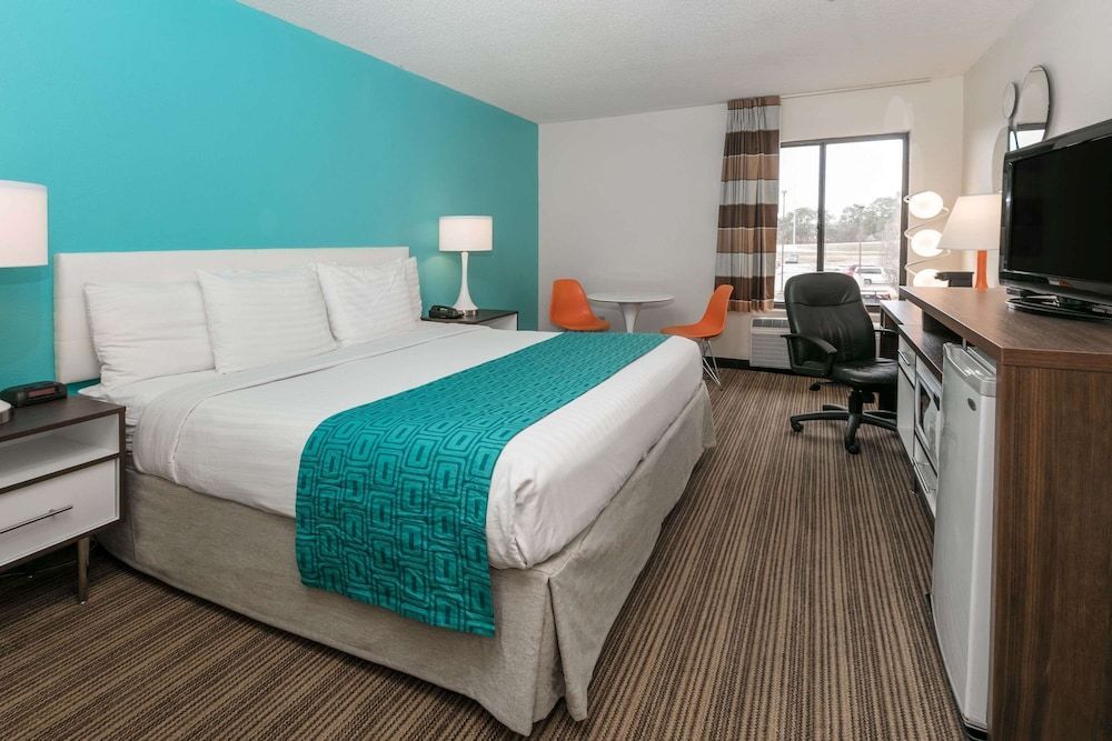 Howard Johnson by Wyndham Scott Lafayette 1