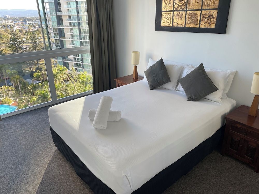 The Crest Apartments - Main Beach 2