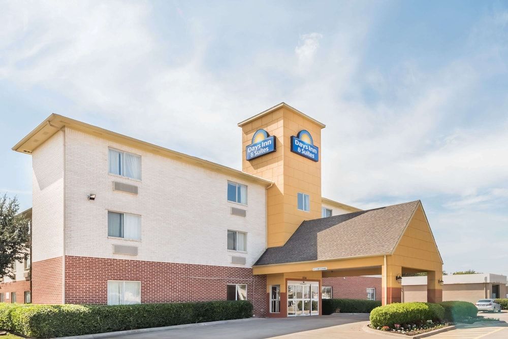 Days Inn & Suites by Wyndham Dallas 1