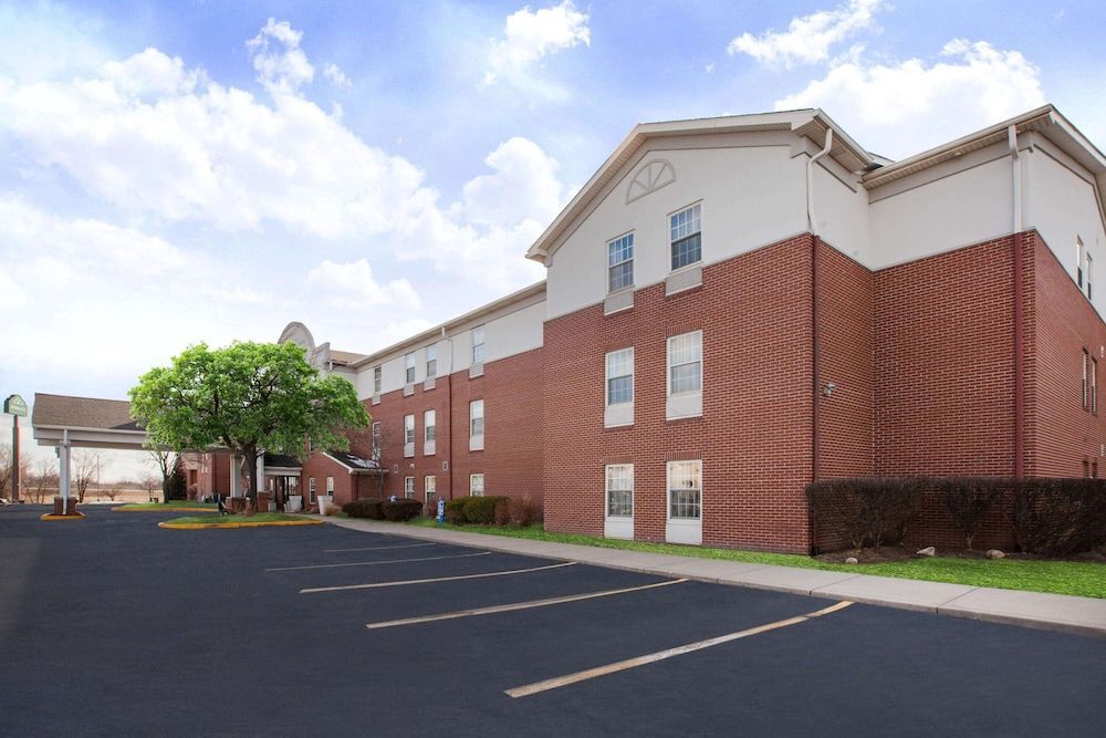 Wingate by Wyndham Roseville/Detroit 1