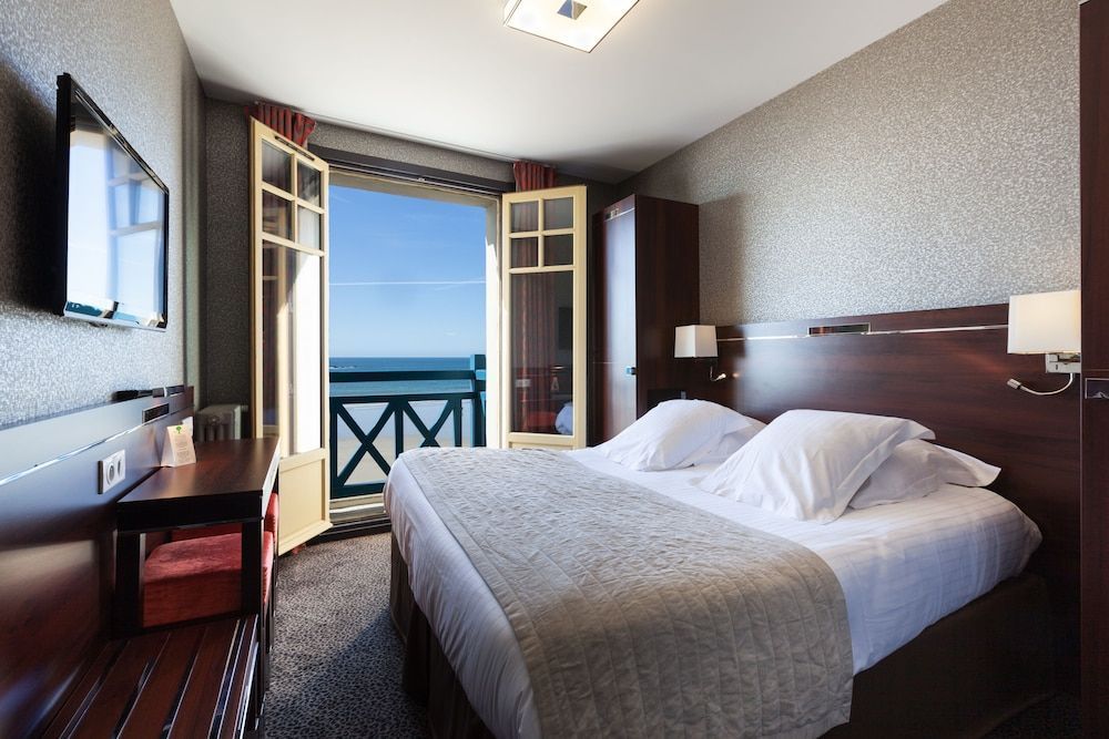 Les Ambassadeurs, Logis Hotel, sa crêperie et son rooftop - Saint Malo Plage 1
