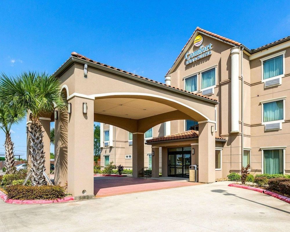 Comfort Inn & Suites Winnie 1