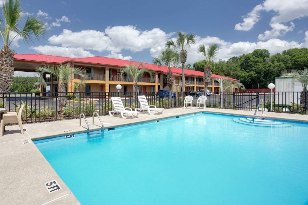 Super 8 by Wyndham Defuniak Springs 1