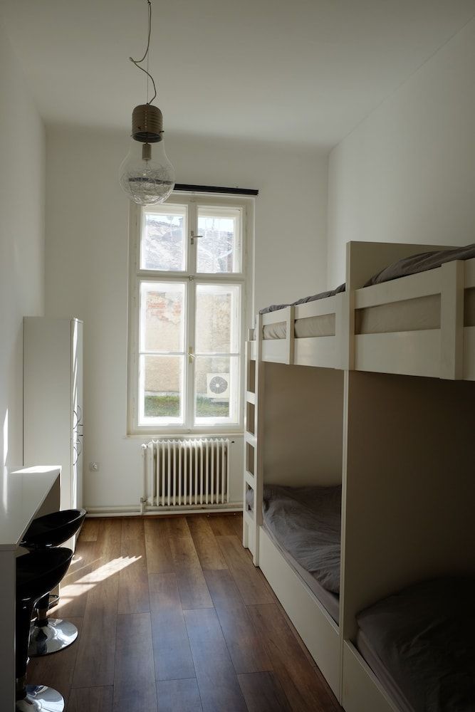 Lovecroatia Zagreb-'Paxnest' HOSTEL, No party! Cozy and quiet! Separated Men and women's Dormitory and Shower room! Indoor shoes provided! Lower beds with curtains for privacy! Maximum 4-5 beds per ro 2