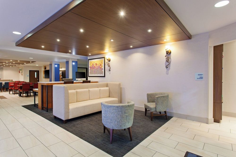 Holiday Inn Express & Suites OAKLAND-AIRPORT by IHG 2