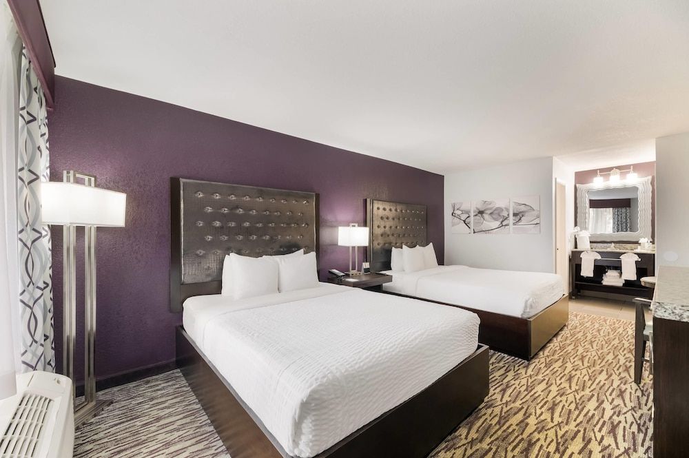 Clarion Inn & Suites Across From Universal Orlando Resort 1