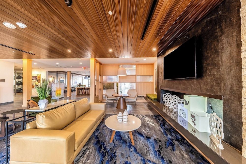 Fairfield Inn & Suites by Marriott Gainesville I-35 2