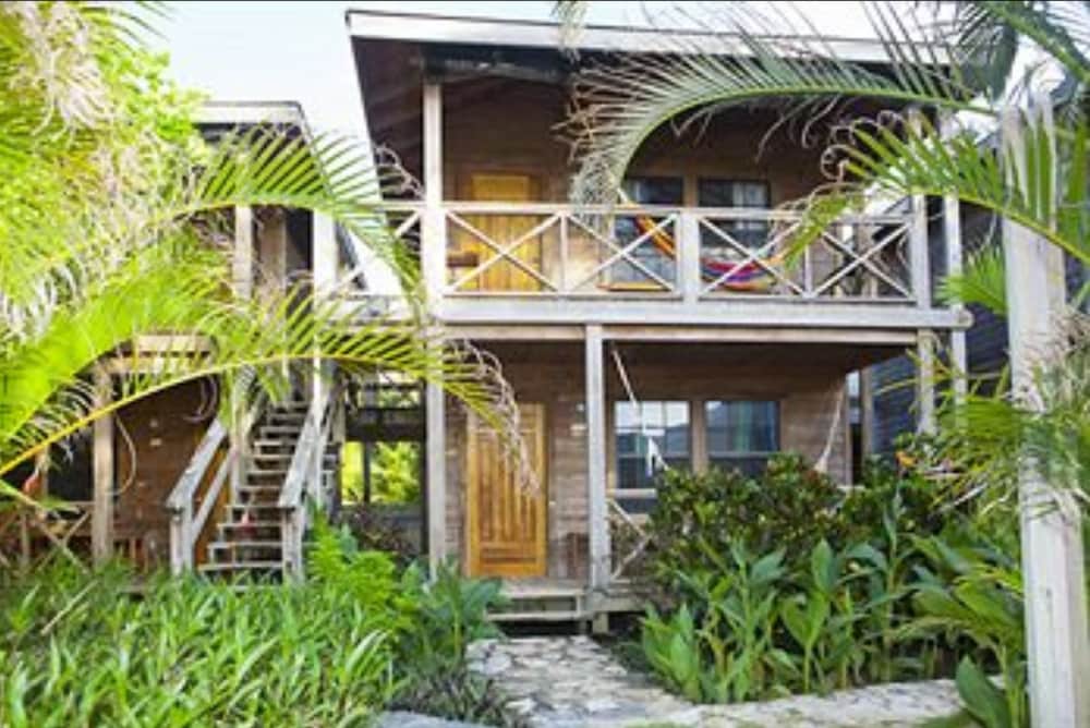 Las Rocas Resort and Dive Center 2