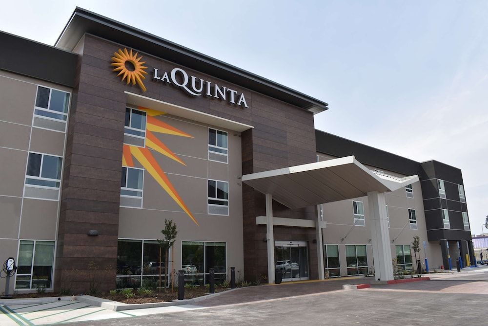 La Quinta Inn & Suites by Wyndham San Bernardino 1