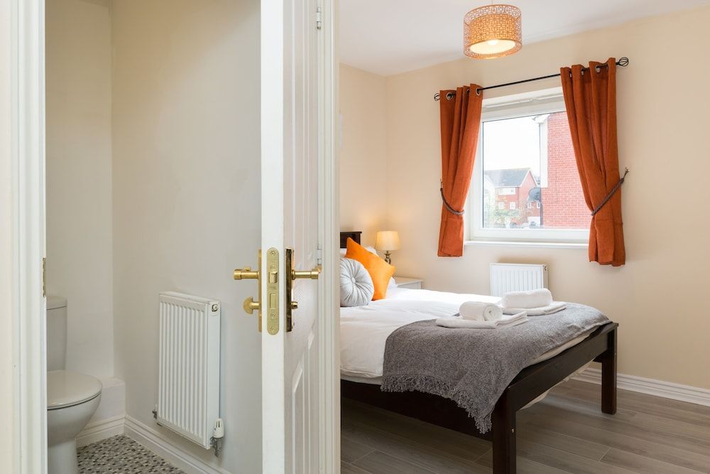 Luxury Two Bed Apartment With Parking - Wolverhampton 2