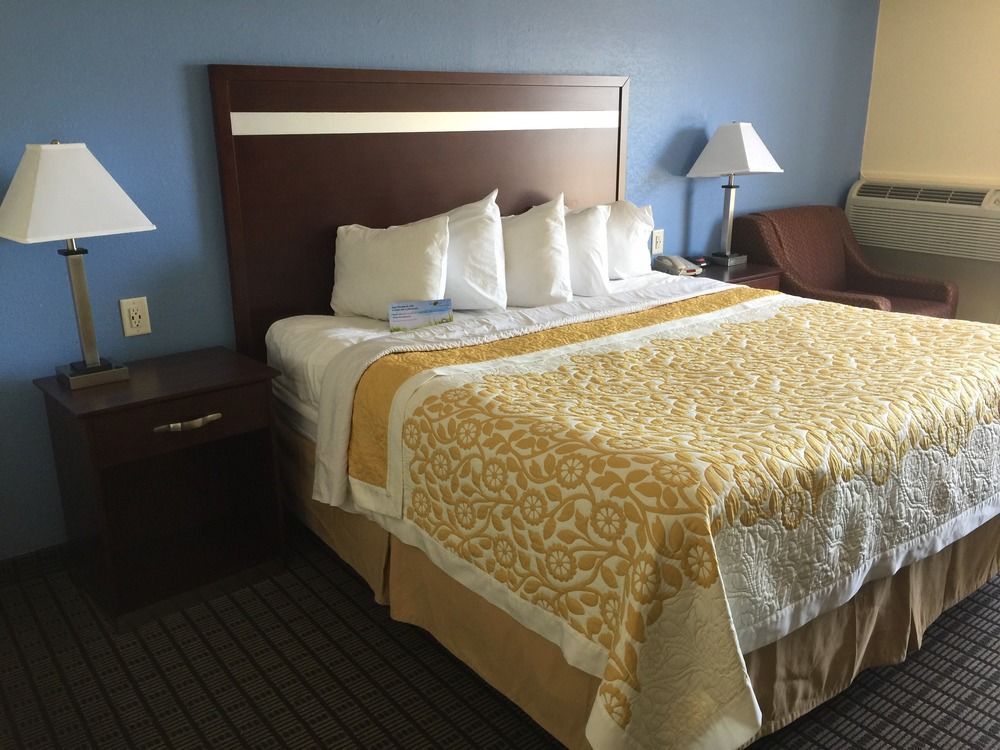 Days Inn by Wyndham New Haven 2
