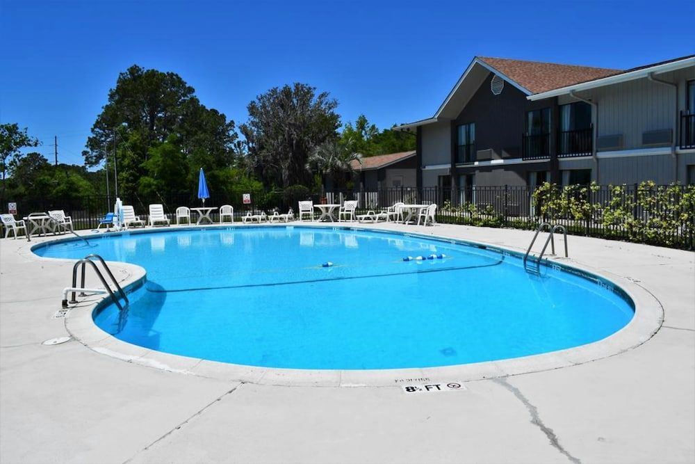 Howard Johnson by Wyndham Beaufort/Parris Island 1