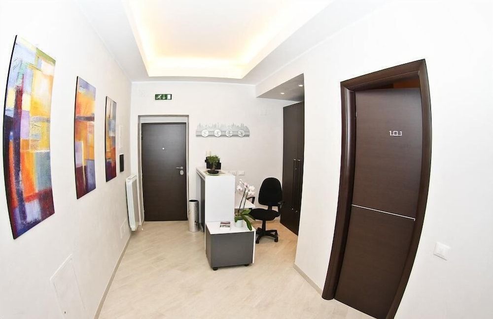Bright apartment near Vatican, Steps to Metro, AC & Fast WiFi 2